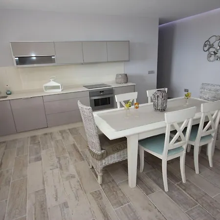 Appartement Mit Terrasse, Pool Und Garten